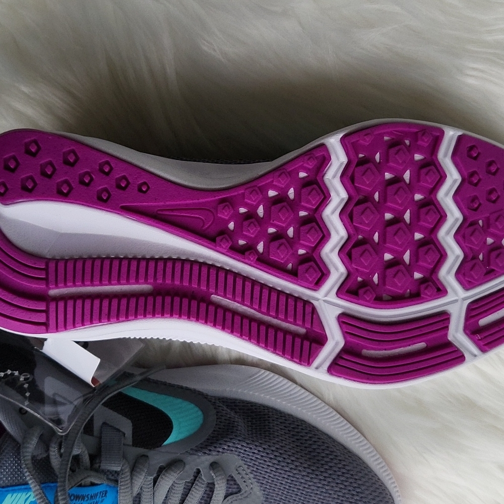 Nike - Picture 3 of 3